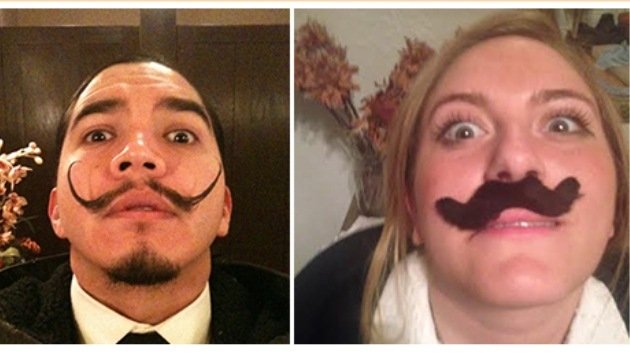 Una joven parodia las fotos 'selfie' del hombre bigotudo que ahora tiene su iPhone