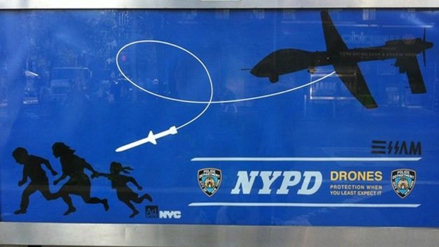 Detienen al artista que colocó carteles críticos con los drones en Nueva York