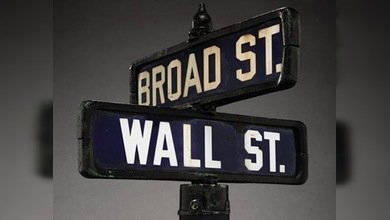 Subastaron vetusta señal de “Wall St.”