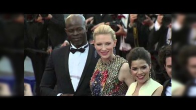 Un ucraniano se mete debajo del vestido de America Ferrera en el Festival de Cannes