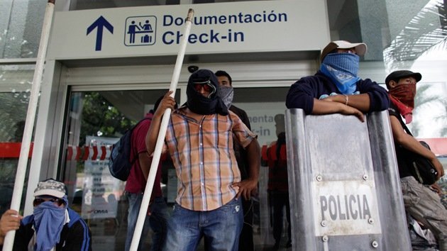 Video: Manifestantes mexicanos golpean brutalmente a un policía en Acapulco