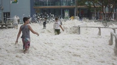 Video: Un coche sumergido en espuma de mar casi atropella a dos policías en Australia