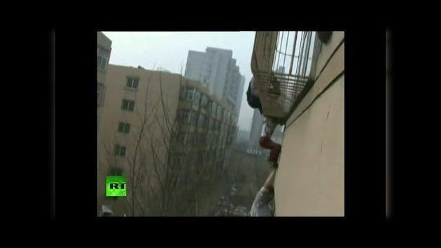 Dramático rescate de un niño atrapado en la ventana de un 5º piso en China