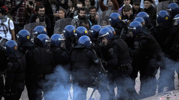 14-N: Varios heridos tras violenta carga policial frente al Parlamento portugués