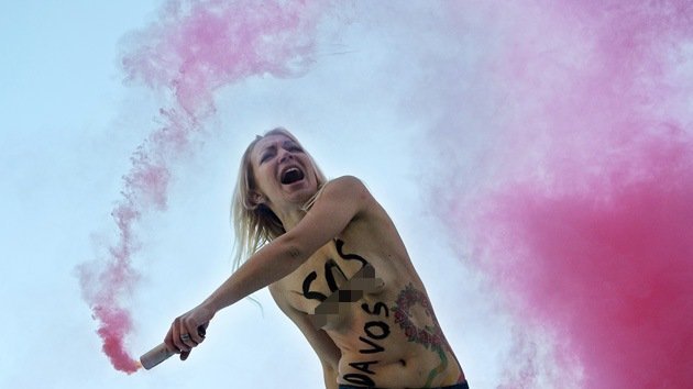Fotos: Feministas semidesnudas protestan contra los "conspiradores" en Davos