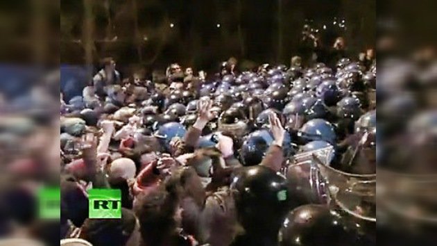 Video: dramática 'batalla' entre policías y manifestantes en Italia