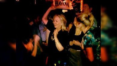 Hillary Clinton se divierte en un bar de Cartagena de Indias