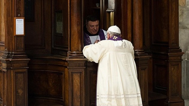 Video: El papa Francisco, el primero en confesarse en público