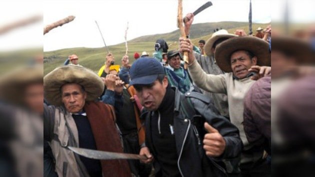 Los peruanos 'indican la salida' a una minera por "jugar a ser Dios"