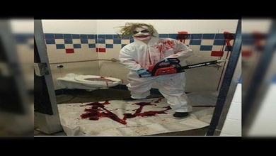 Pesadilla en el WC: la broma de Joker con una motosierra