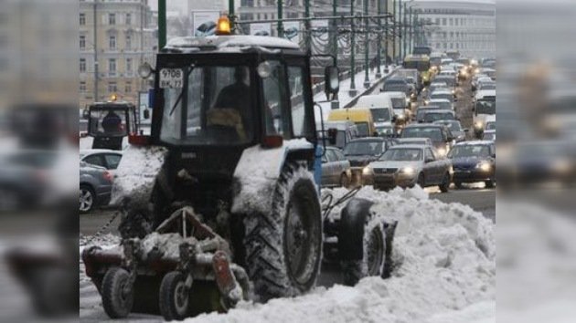 Una tormenta de nieve paralizó el miércoles el tráfico moscovita