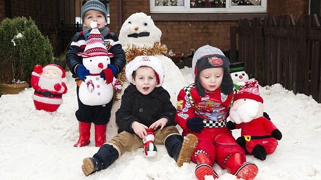 Un niño británico celebró la Navidad con un regalo de 10 toneladas de nieve