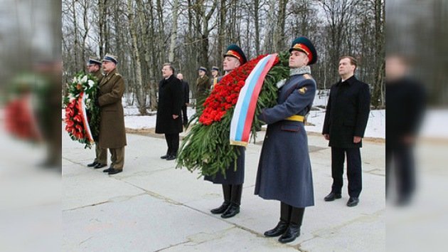 Mandatarios ruso y polaco honran memoria de los fallecidos en la catástrofe de Smolensk
