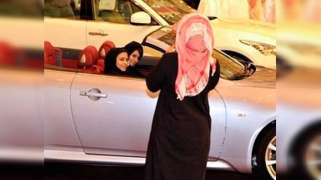 Condenan a 10 latigazos a una mujer saudí por conducir un automóvil
