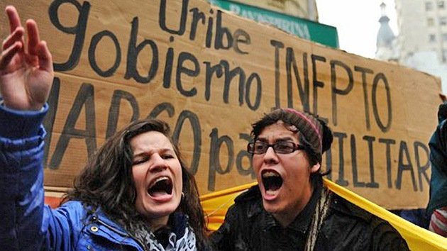 FOTOS: Colombianos en Argentina protestan contra Uribe
