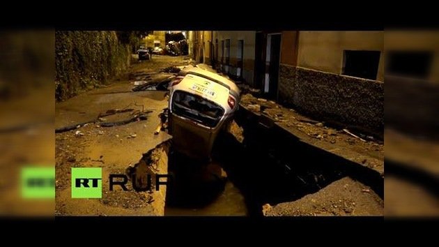 Escenas postapocalípticas: vehículos destrozados por las calles en el norte de Italia