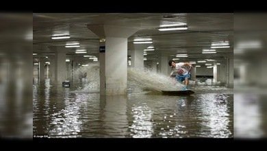 ‘Wakeboardistas’ utilizan un aparcamiento inundado como área para esquiar