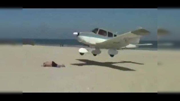 Una avioneta casi aterriza sobre un turista en una playa