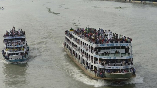 Al menos 14 muertos y 110 personas rescatadas con vida tras el vuelco de un ferry en Bangladés