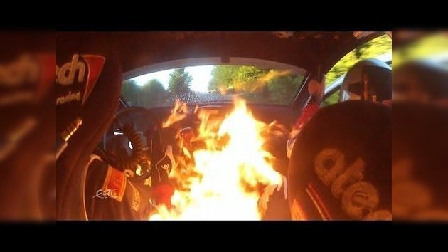 Video aterrador: Pilotos de rally escapan de un coche en llamas