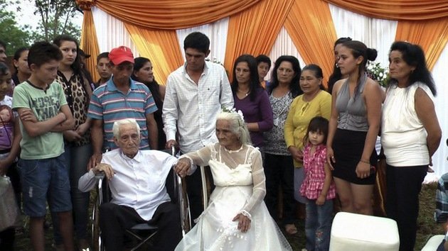 Fotos: Unos ancianos paraguayos se casan por la Iglesia después de 80 años juntos