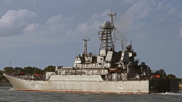 El buque ruso de desembarco Azov atraca en un puerto español