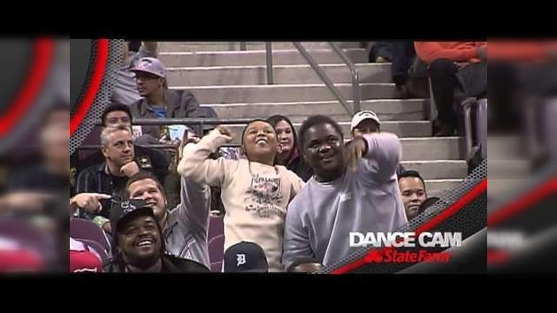 Un niño se roba el 'show' durante un duelo de baile en la NBA
