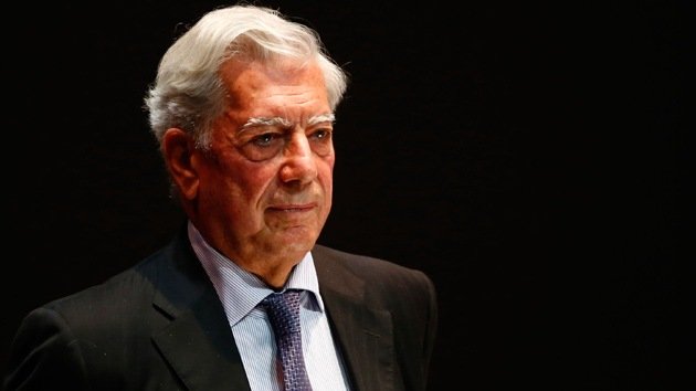 Video: Interrumpen a Vargas Llosa y rompen uno de sus libros en plena charla