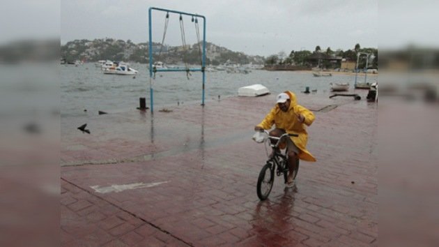 El huracán Beatriz se aleja de México convertido en tormenta tropical