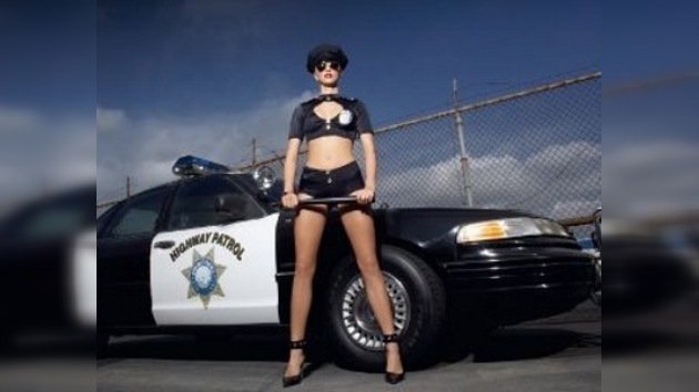 Policías en bikinis causan ira de motorista en EE. UU.