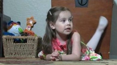 Una niña de 3 años tiene el mismo CI que Einstein y aprendió español con un iPad