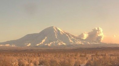 Video: El mayor volcán de Kamchatka entra en erupción