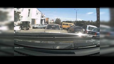 Un inexplicable accidente en un aparcamiento deja perplejos a los internautas rusos