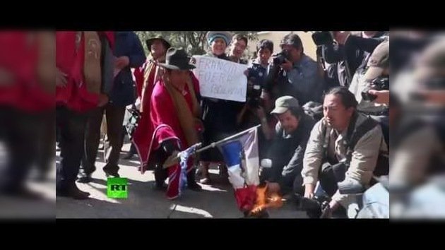 Bolivia: Queman banderas de Francia y la Unión Europea frente a la embajada gala