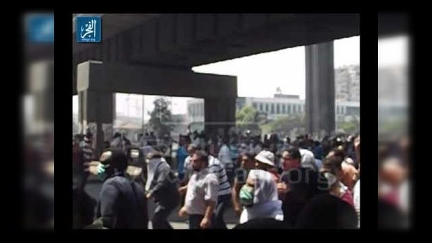 Lanzan un auto de la Policía desde un puente en El Cairo