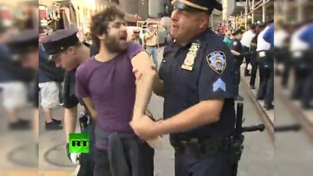 Video: Policía ataca a un fotógrafo y detiene violentamente a manifestantes de OWS
