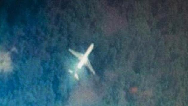 Difunden la imagen de un avión sobrevolando la selva de Malasia que podría ser el MH370