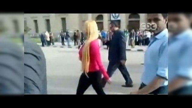 Esto es lo que pasa cuando una atractiva rubia pasa por una universidad de El Cairo