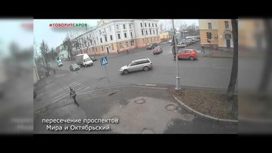 Un peatón se salva dos veces de una muerte segura por escasos centímetros