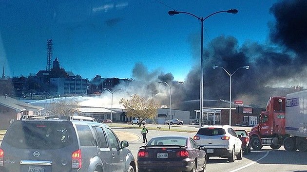 Evacuación en la ciudad estadounidense de Shelbyville por unas explosiones e incendio