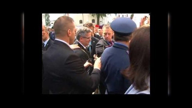 Un manifestante aplasta un huevo en el hombro del presidente polaco