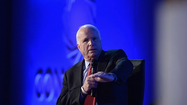 John McCain admite que se reunió con miembros del Estado Islámico