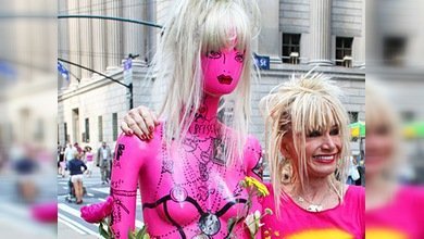 Maniquíes callejeros lucen lo mejor de la moda en plena avenida Broadway