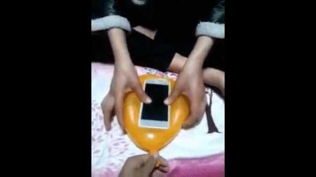 El truco de convertir un globo en carcasa para el iPhone-6