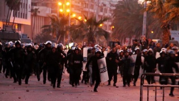 Egipto: Gas lacrimogéno contra los familiares de civiles muertos que se manifiestan frente al tribunal