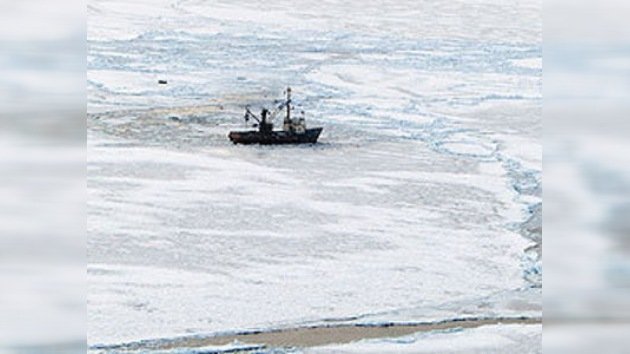 Llegan equipos de socorro al buque varado en el hielo del Pacífico