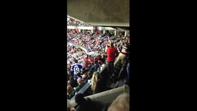 Volando por una cerveza: hinchas se pelean en un partido de hockey hielo