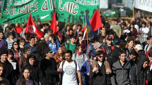 Un año después del "cacerolazo" miles de chilenos marchan por el 'despertar ciudadano'