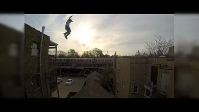 Impresionante salto desde una azotea