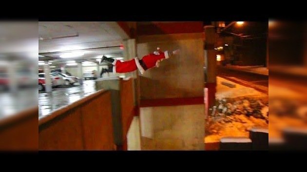 Papá Noel, maestro de parkour, salta de tejado en tejado